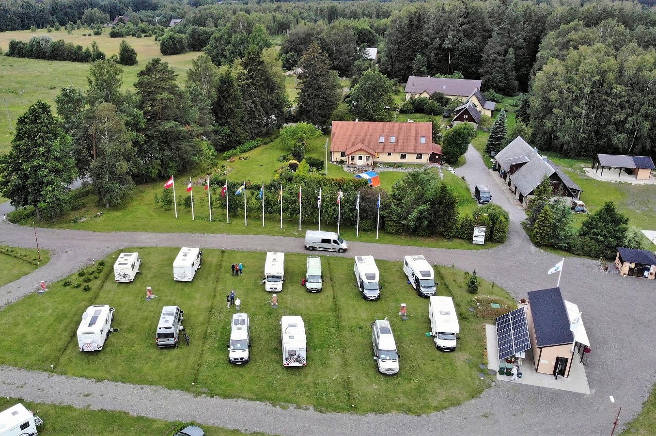 Solar Caravan Park - stellplätze auf der Wiese aus der Vogelperspektive