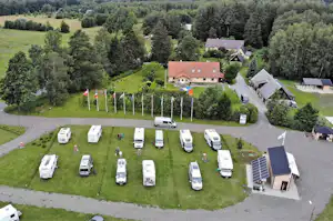 Solar Caravan Park - stellplätze auf der Wiese aus der Vogelperspektive