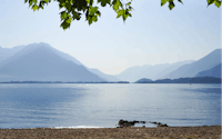 Camping Solarium & Apartments - Blick auf den See mit Bergen im Hintergrund