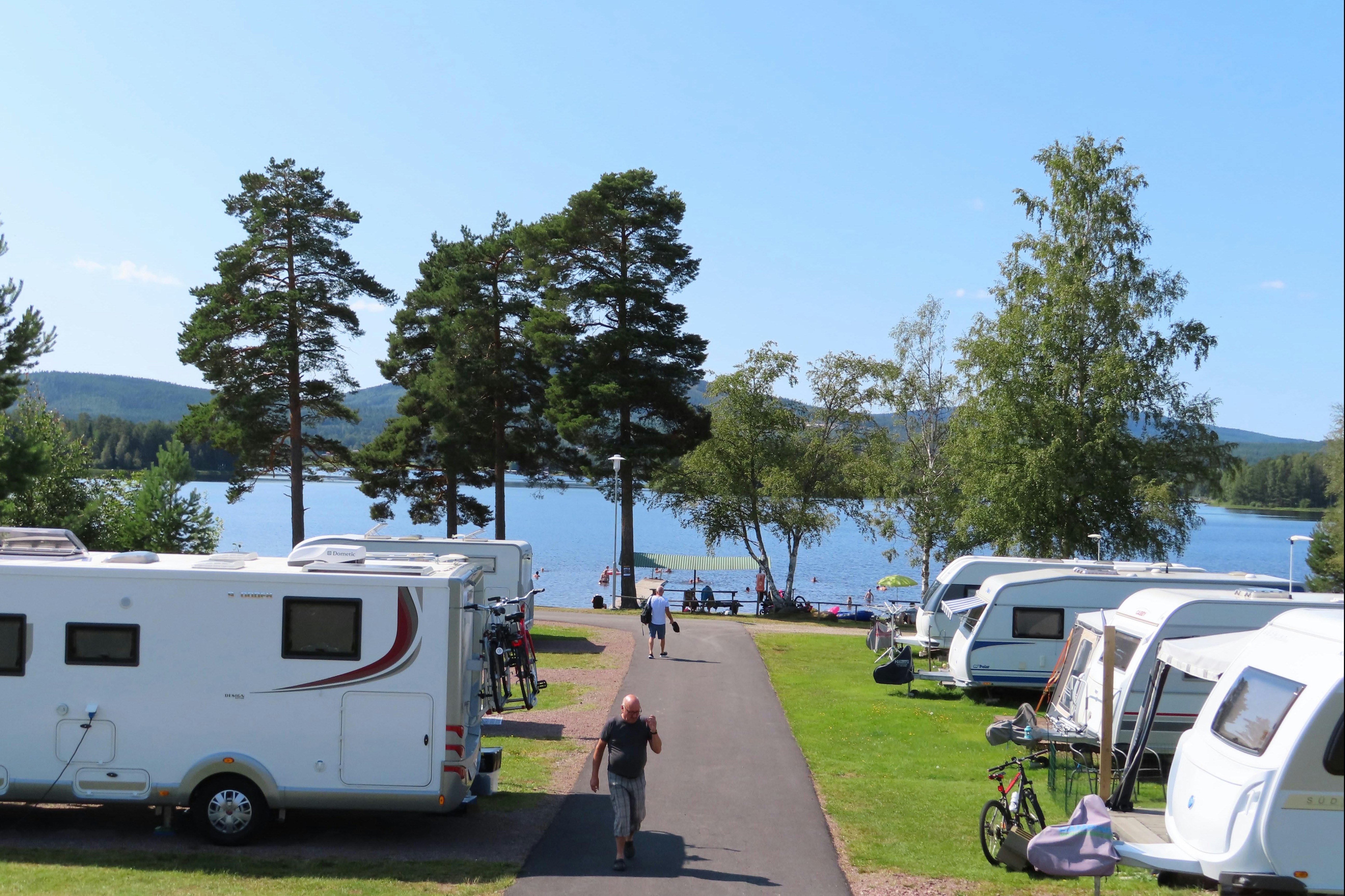 Sollerö Camping - Wohnmobil- und  Wohnwagenstellplätze mit Blick auf den See