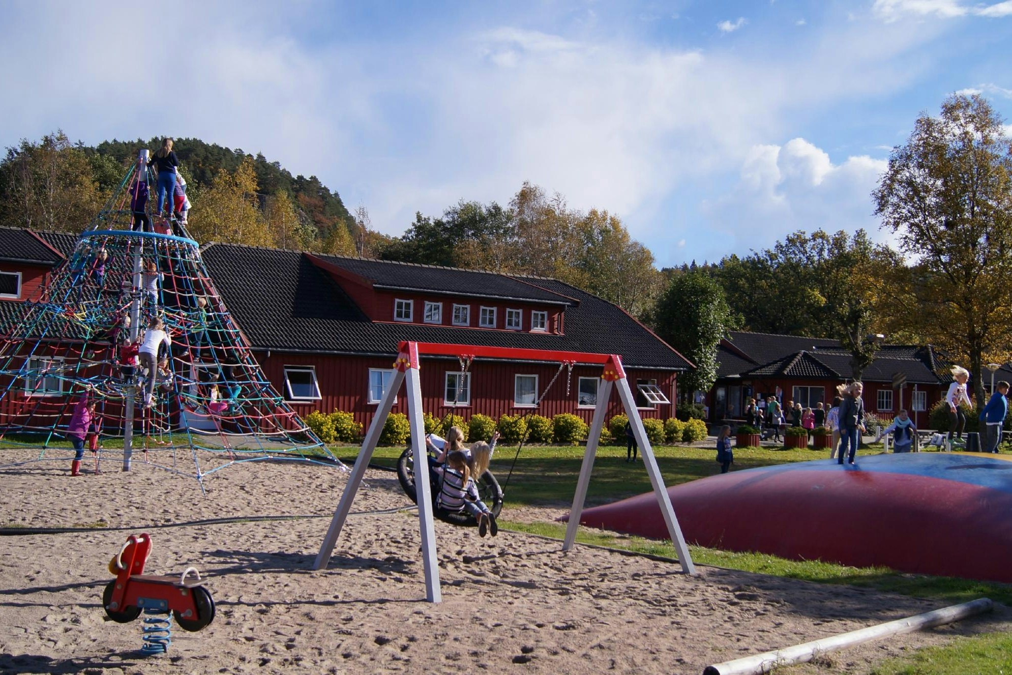 Solstrand Camping  - Kinderspielplatz mit Lufttrampolin, Schaukel und Klettergerüst