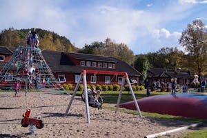 Solstrand Camping - Kinderspielplatz mit Lufttrampolin, Schaukel und Klettergerüst