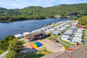 Solstrand Camping - Luftaufnahme des Campingplatzes am Fluss