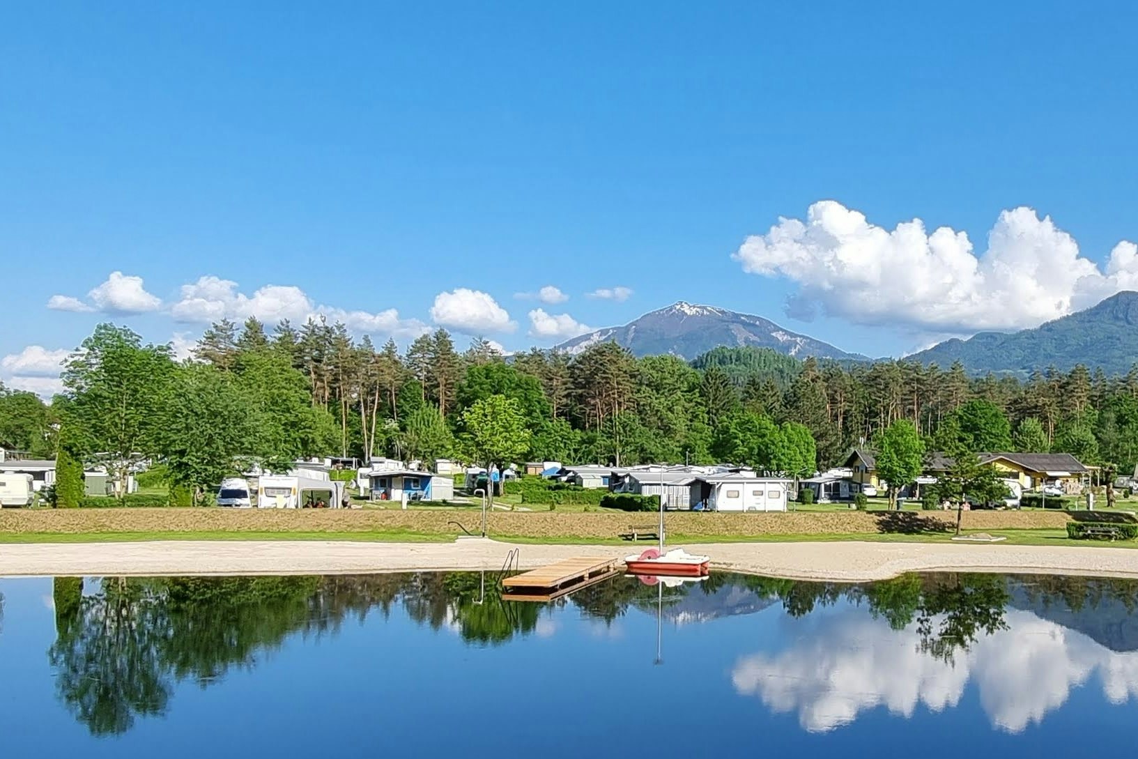 Sonnencamp am Gösselsdorfersee  Sonnencamp Gösselsdorfer See - Blick auf den See auf dem Campingplatz