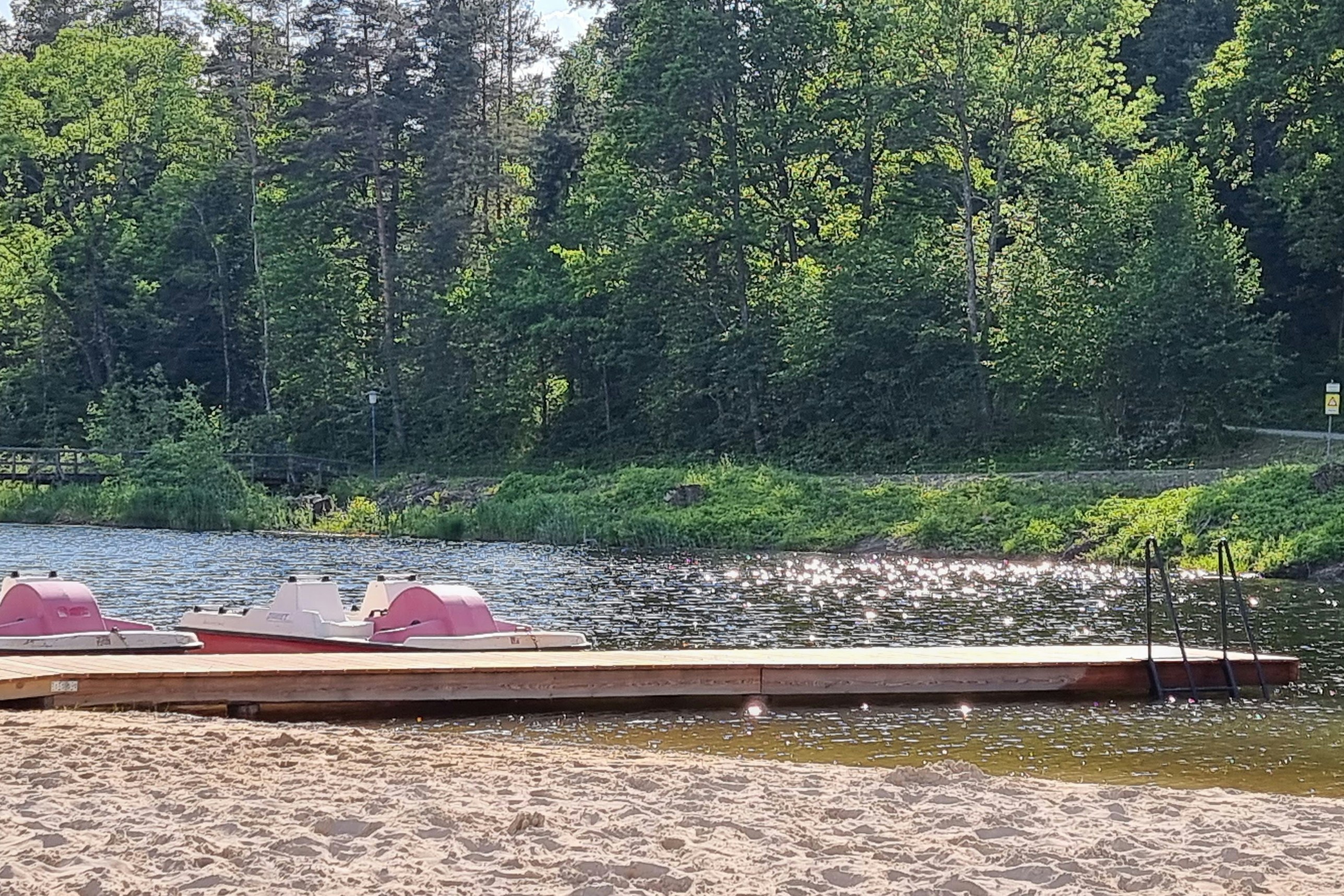 Sonnencamp am Gösselsdorfersee  Sonnencamp Gösselsdorfer See - Steg am See mit Tretbooten