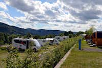 Sonnencamping Albstadt  -  Stellplatz und Mobilheime vom Campingplatz mit Blick auf grüne Berge