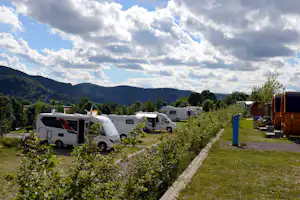 Sonnencamping Albstadt - Stellplatz und Mobilheime vom Campingplatz mit Blick auf grüne Berge