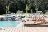 Sonnenplatau Camping Gerhardhof - Liegestühle zum Sonnenbaden in der Nähe des Naturschwimmbades