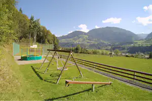 Sonnenterrassen Camping - Spielplatz vom Campingplatz auf grüner Wiese