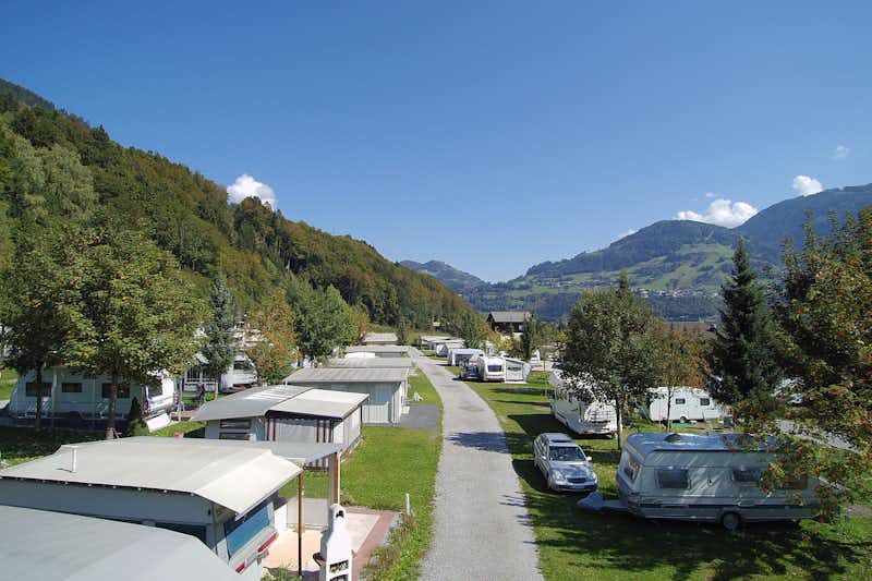Sonnenterrassen Camping  -  Wohnwagen und Wohnmobile auf dem Campingplatz in den Alpen