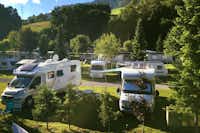 Sonnenterrassen Camping - Wohnwagenstellplatz vom Campingplatz mit Blick auf Berge