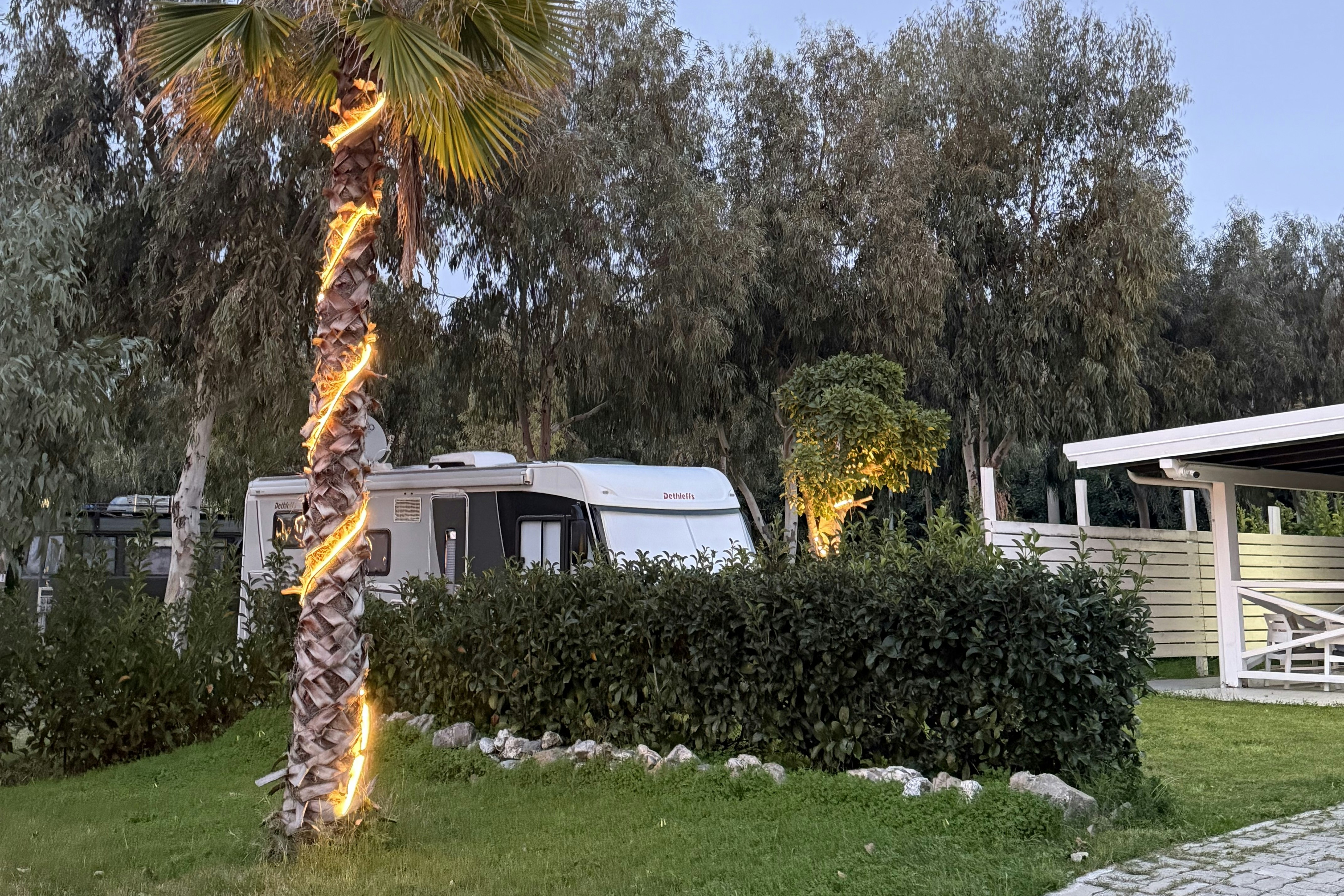 SostaCamper Diamante Ipanema Family Club  Sosta Camper Diamante - Blick auf ein Wohnmobil auf einem Standplatz