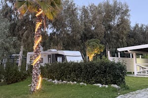 SostaCamper Diamante Ipanema Family Club Sosta Camper Diamante - Blick auf ein Wohnmobil auf einem Standplatz