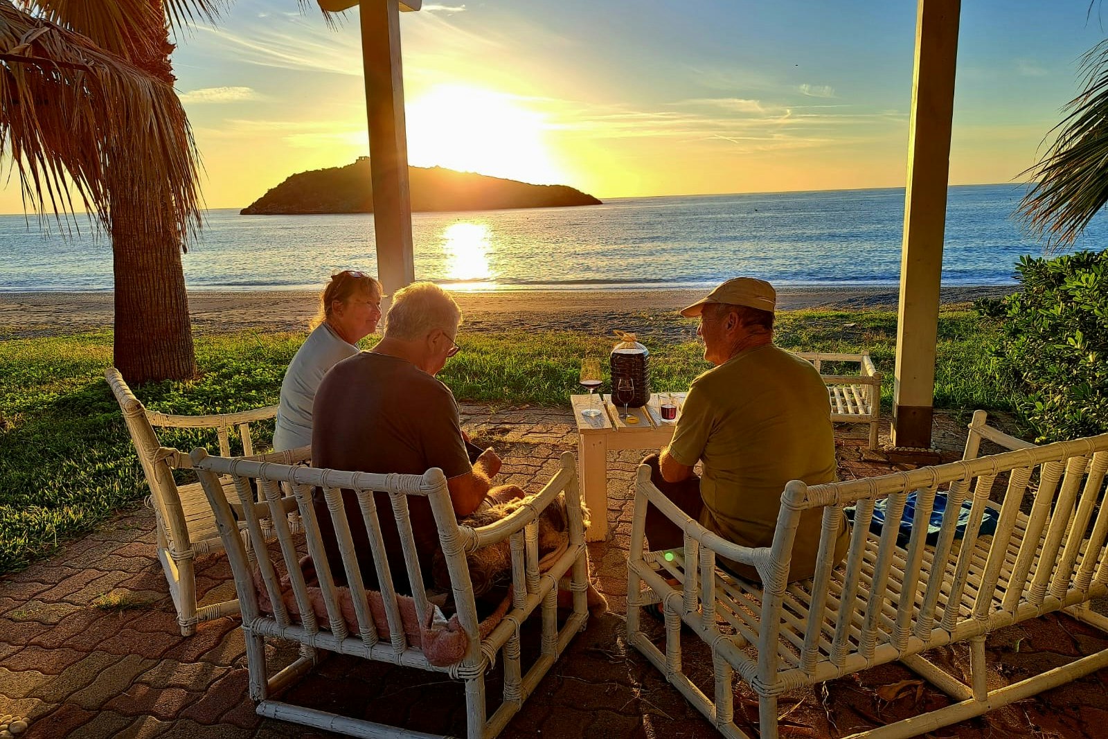 SostaCamper Diamante Ipanema Family Club  Sosta Camper Diamante - Camper sitzen bei Sonnenuntergang auf der Terrasse