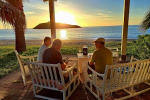 SostaCamper Diamante Ipanema Family Club Sosta Camper Diamante - Camper sitzen bei Sonnenuntergang auf der Terrasse