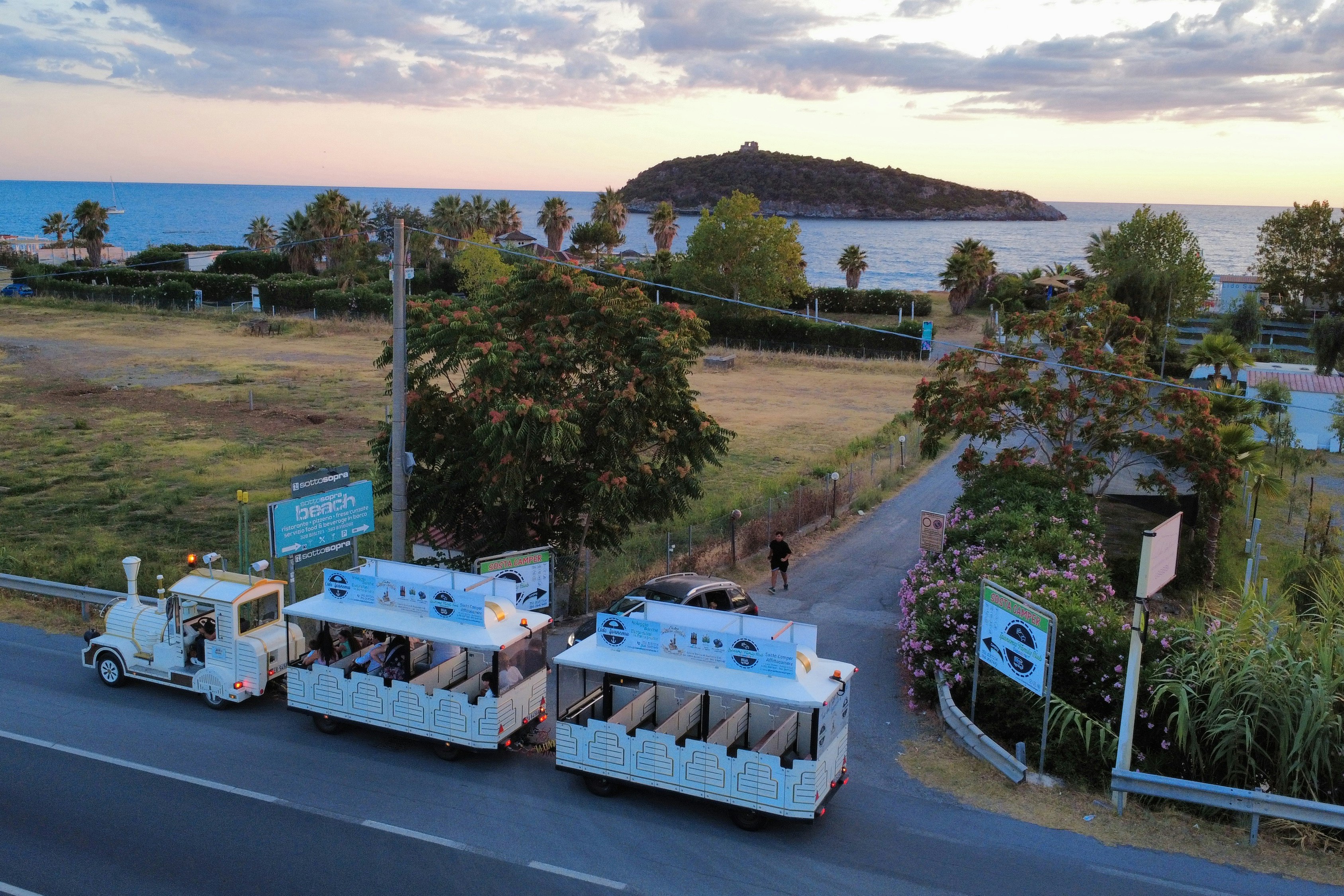 SostaCamper Diamante Ipanema Family Club  Sosta Camper Diamante - Eingang des Campingplatzes mit Meer im Hintergrund