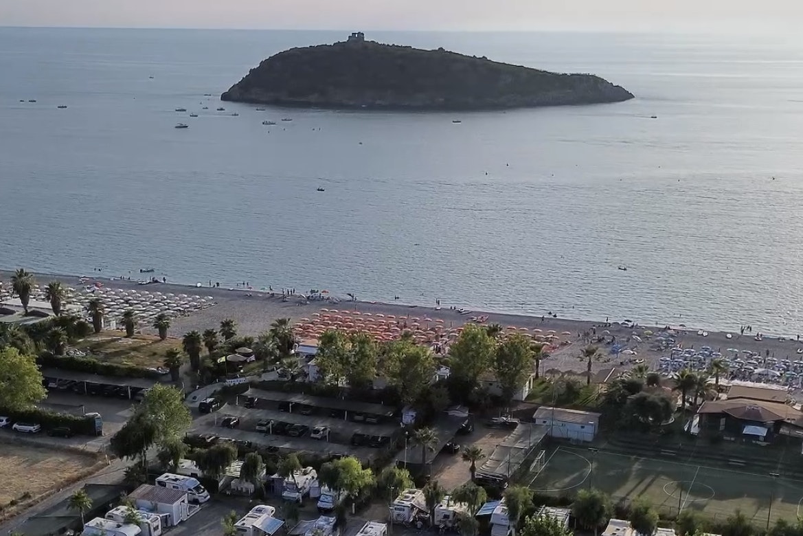 SostaCamper Diamante Ipanema Family Club  Sosta Camper Diamante - Luftaufnahme des Campingplatzes mit Aussicht auf das Meer.