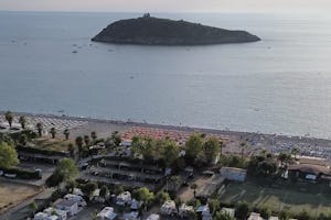 SostaCamper Diamante Ipanema Family Club Sosta Camper Diamante - Luftaufnahme des Campingplatzes mit Aussicht auf das Meer.