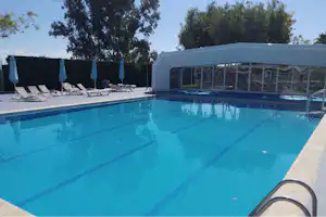 Spa Natura Resort - Pool vom Campingplatz mit Sonnenschirmen und Liegestühlen