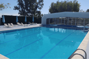 Spa Natura Resort - Pool vom Campingplatz mit Sonnenschirmen und Liegestühlen