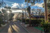 Spa Natura Resort  - Gehweg vom Campingplatz zum Strand am Mittelmeer entlang der Mobilheime