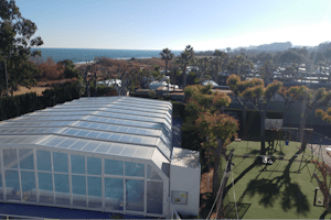 Spa Natura Resort - überdachter Pool und Spielplatz auf dem Campingplatz am Mittelmeer in Spanien