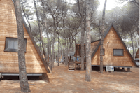 Spina Camping Village  -  Mobilheime vom Campingplatz zwischen Bäumen