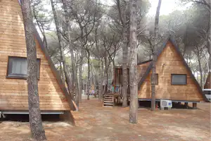 Spina Camping Village - Mobilheime vom Campingplatz zwischen Bäumen