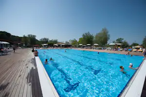 Spina Camping Village - Gäste liegen am Pool in der Sonne