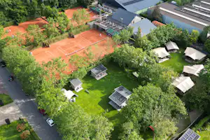 Camping de Voetel Sportcamping de Voetel - Luftaufnahme des Campingplatzes mit Sportplätzen