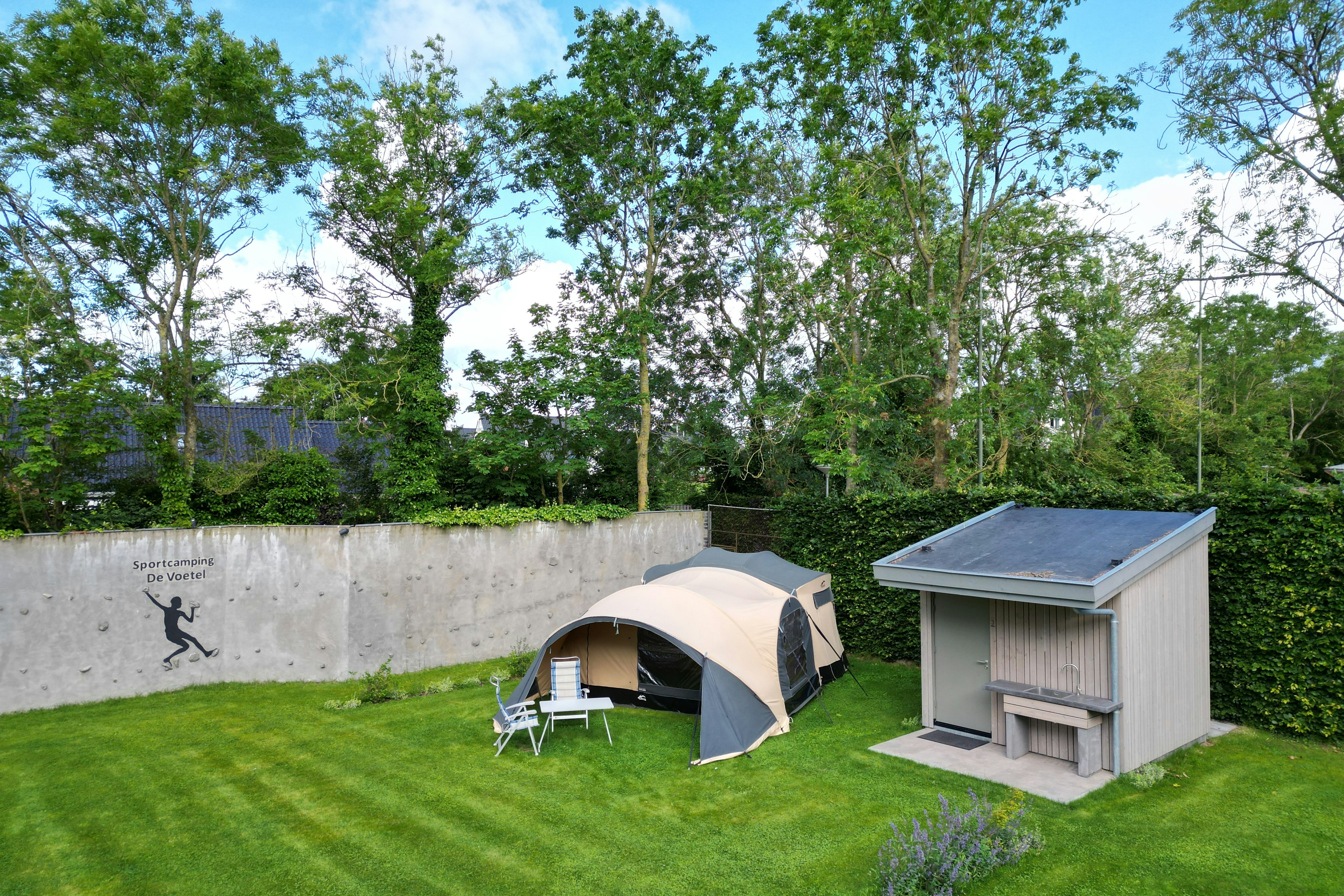 Camping de Voetel  Sportcamping de Voetel - Standplätze auf dem Campingplatz mit privater Sanitäreinheit