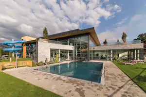 Sportcamping Woferlgut - Pool vom Campingplatz mit Liegestühlen in der Sonne