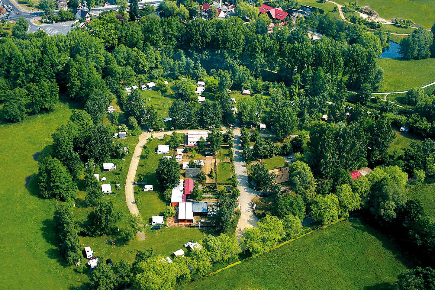 KNAUS Campingpark Lübben/Spreewald  Spreewald-Camping  - Luftaufnahme des Campingplatzes im Grünen