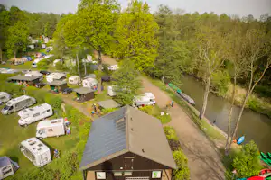 Blick auf den Campingplatz Spreewald-Natur-Camping Am Schlosspark aus der Vogelperspektive