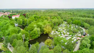 Blick auf den Campingplatz Spreewald-Natur-Camping Am Schlosspark in Lübbenau aus der Vogelperspektive