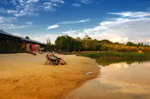 Spreewald-Natur-Camping Am See - Gäste beim Entspannen am Badestrand