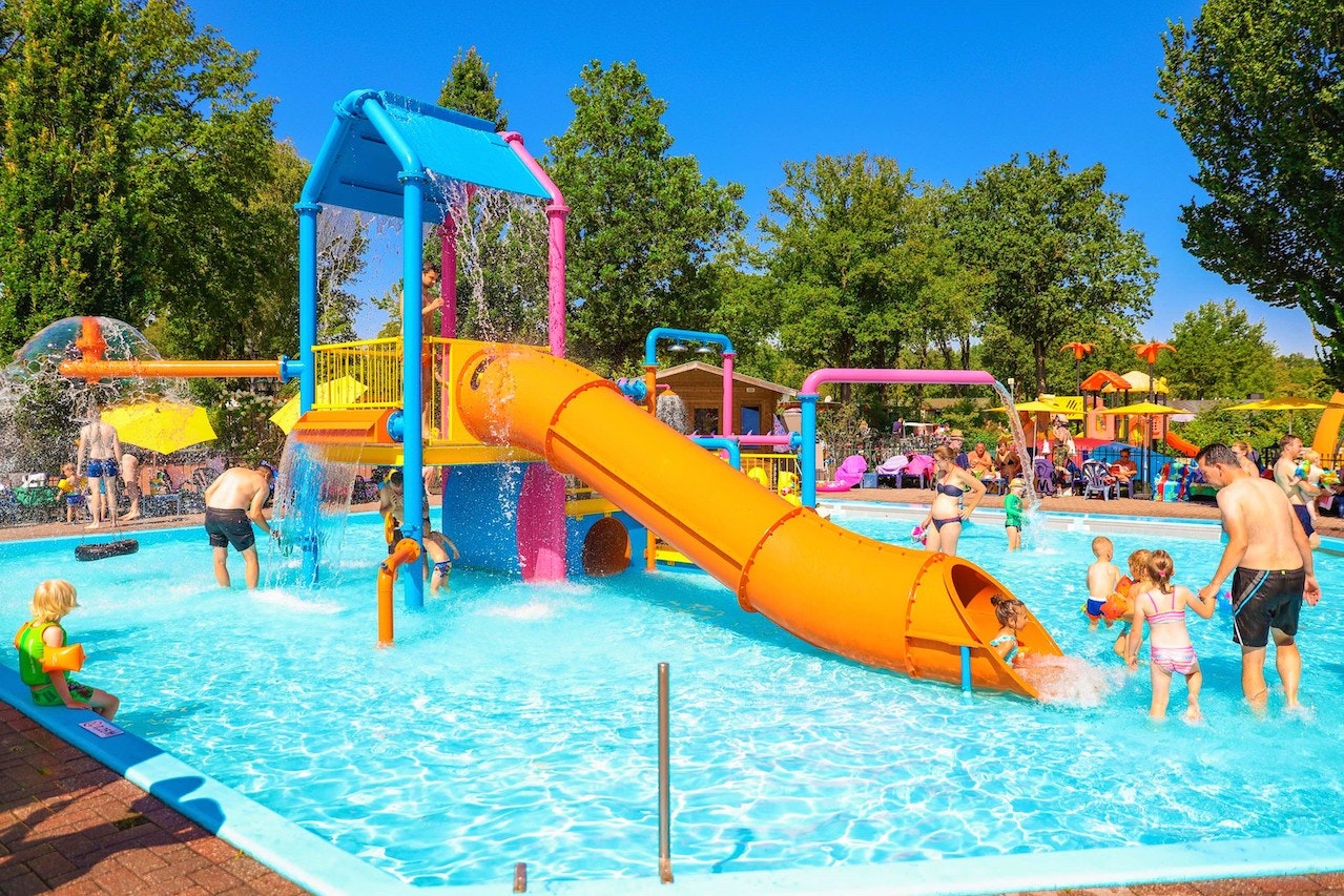 Capfun De Sprookjescamping  Sprookjescamping De Vechtstreek - Wasserrutsche im Planschbecken auf dem Campingplatz