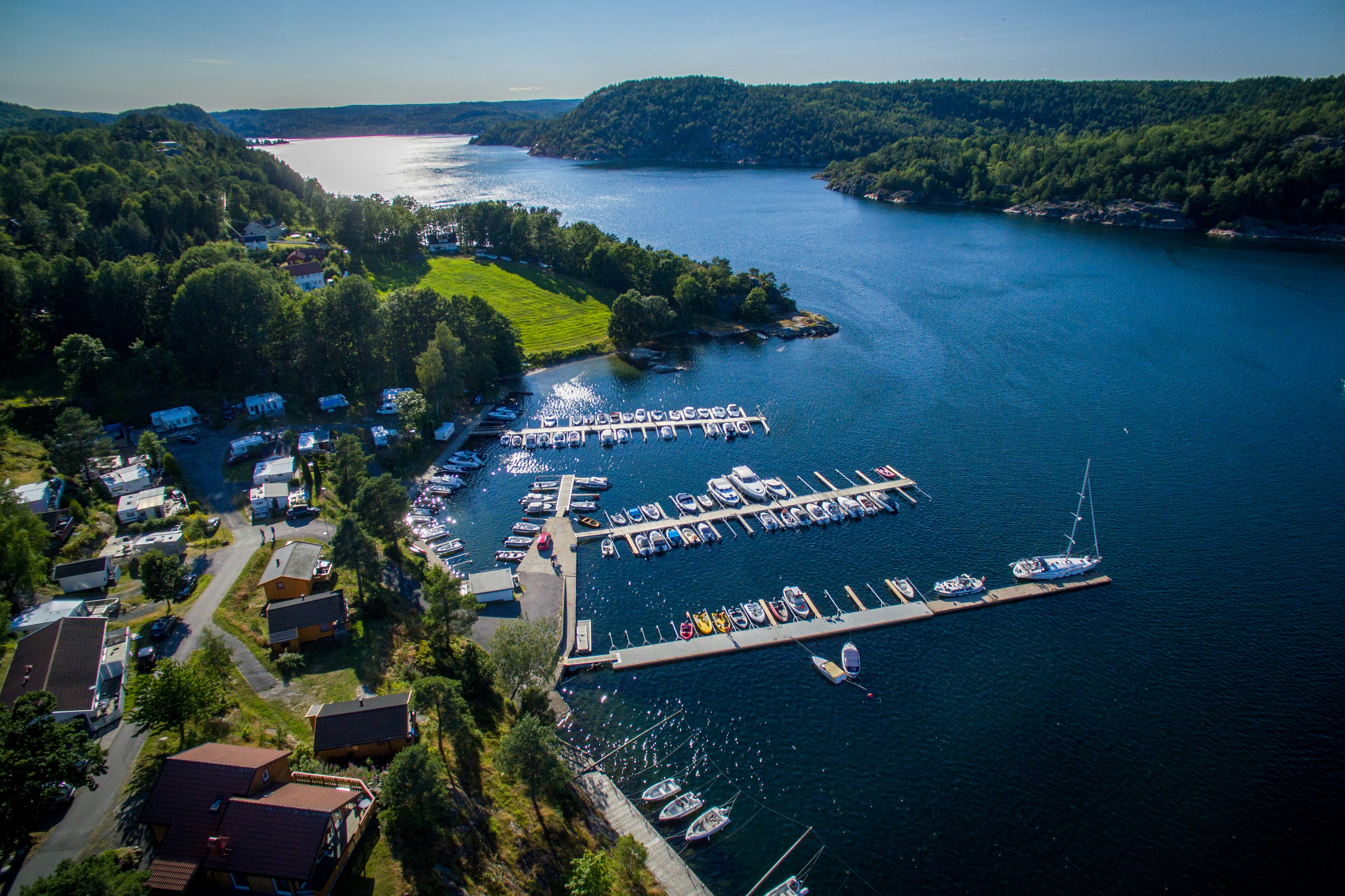 Sørlandet Feriesenter - Luftaufnahme des Campingplatz mit kleinem Hafen