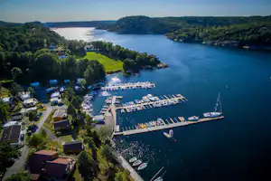 Sørlandet Feriesenter - Luftaufnahme des Campingplatz mit kleinem Hafen