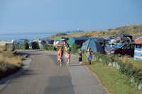 St. Ives Bay Holiday Park - Gäste auf dem Weg neben dem Strand