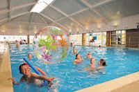 St. Ives Bay Holiday Park - Kinder spielen im Indoor-Pool