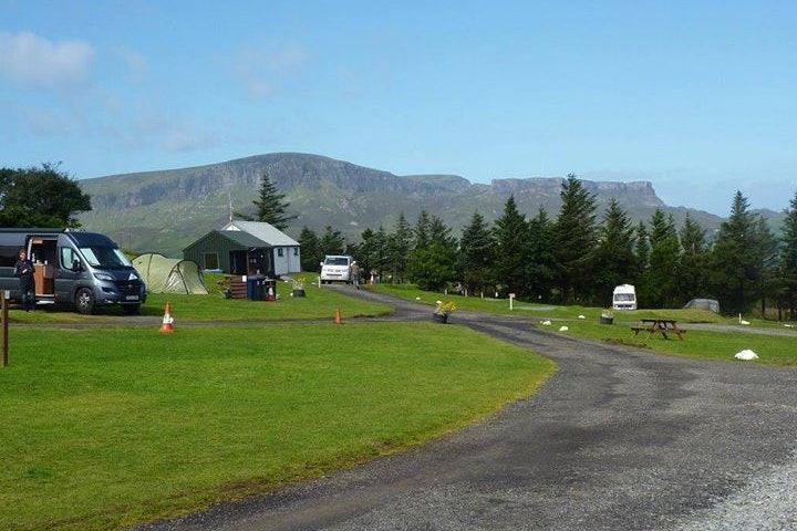 Staffin Caravan & Camping Site - Wohnmobilstellplätze mit bergblick auf dem Campingplatz