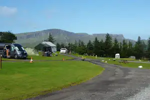 Staffin Caravan & Camping Site - Wohnmobilstellplätze mit bergblick auf dem Campingplatz