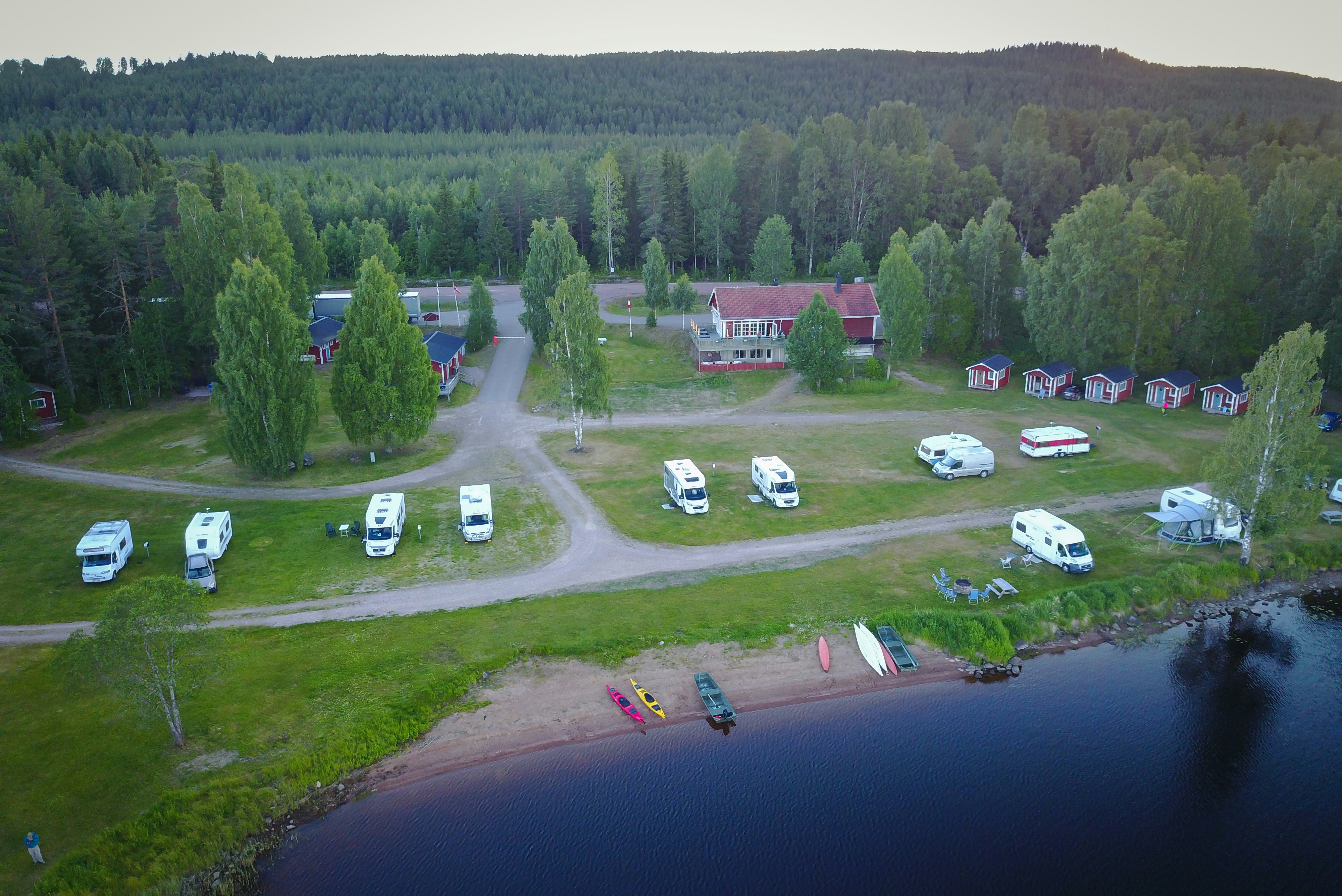 Steiner’s Camping & Lodge AB  - Campingplatz am See aus der Vogelperspektive
