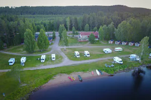 Steiner’s Camping & Lodge AB - Campingplatz am See aus der Vogelperspektive