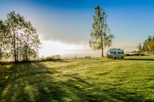 Steiner’s Camping & Lodge AB - Standplatzwiese auf dem Campingplatz