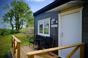 Stenåsa Stugor & Camping - Mobilheim mit Terrasse auf dem Campingplatz