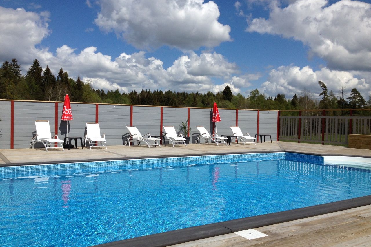 Stenrösets Camping - Blick auf den Pool im Freien auf dem Campingplatz