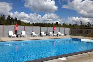 Stenrösets Camping - Blick auf den Pool im Freien auf dem Campingplatz