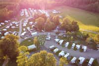 Stenrösets Camping - Luftaufnahme des Campingplatzes im Grünen